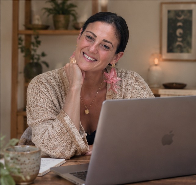 Marta atendiendo una consulta online desde su ordenador